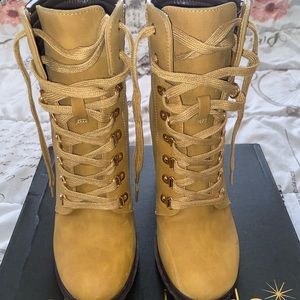 Shoe dazzle high heel boots